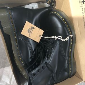 Dr. Martens Women’s 1460 8-rye Patent boots